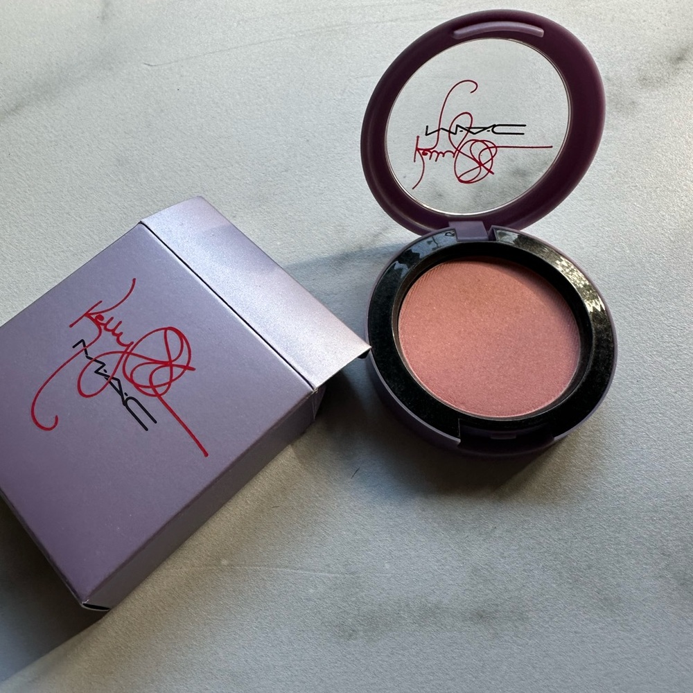 Kelly Osborne x MAC Cosmetics powder blush in Cheeky Bugger